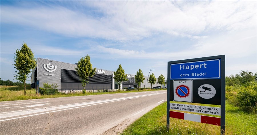 Een bedrijventerrein met het plaatsnaambord van Hapert
